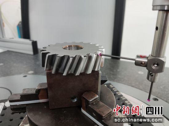 高精度三坐標測量機正在掃描對構齒輪齒廓 。成都航空職業技術學院供圖